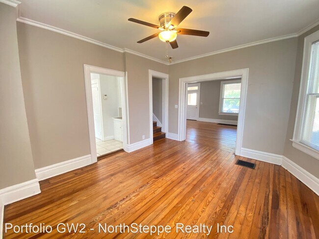 Building Photo - 1096 Summit St