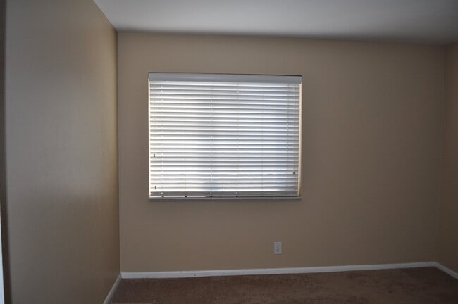 Building Photo - 2 bed / 1 bath rental
