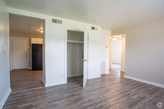 Living Room - Summit Pointe Apartments