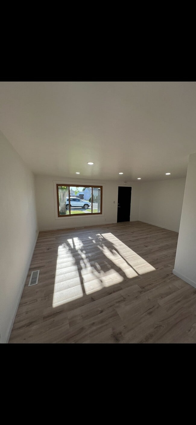 Building Photo - 1511 N 18th Ave