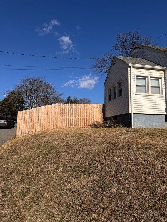 Building Photo - 2 Bedroom with Possible 3rd || 1 Bathroom - Single Family Home
