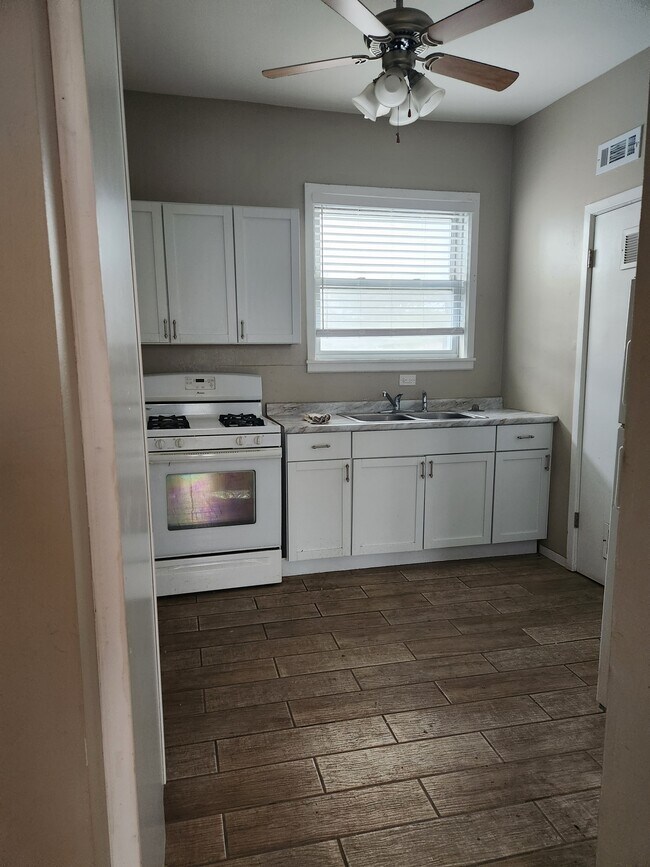 Cocina - 2206 E 84th St