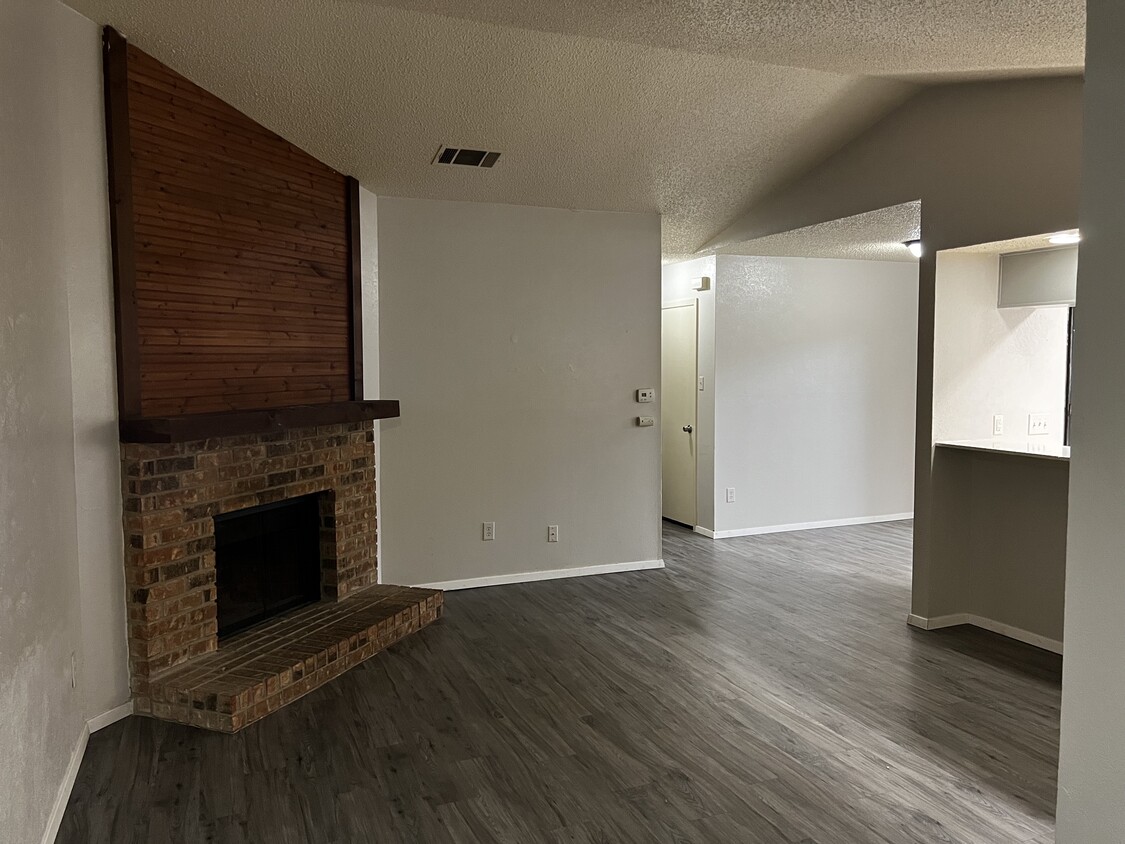 Living Room & fireplace - 11505 Walnut Ridge Dr