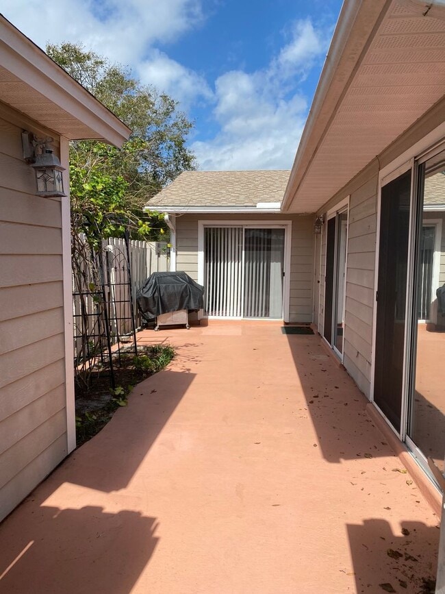 Foto del edificio - SPACIOUS, FIRST FLOOR CONDO WITH BIG FENCED IN PATIO IN THE LOVELY COMMUNITY OF QUAIL RIDGE!