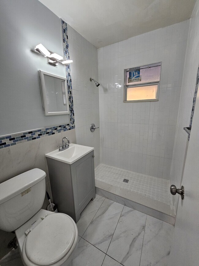 Foto del edificio - 1240 Rutland St