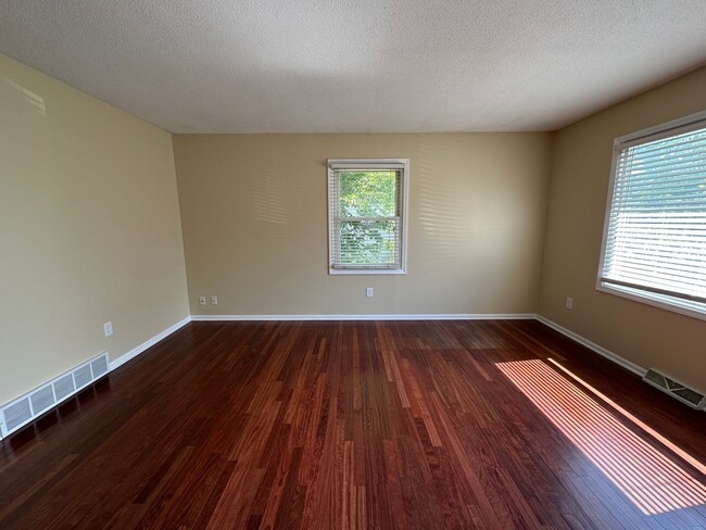 Building Photo - Adorable home on the NE side of Grand Rapids!