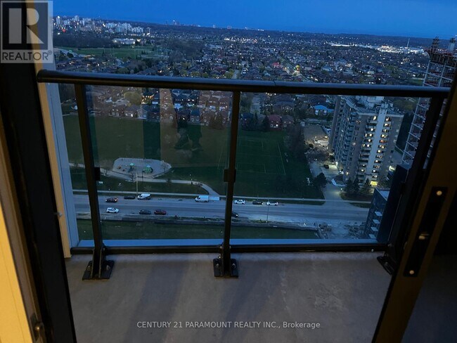 Building Photo - 448 Burnhamthorpe Rd W