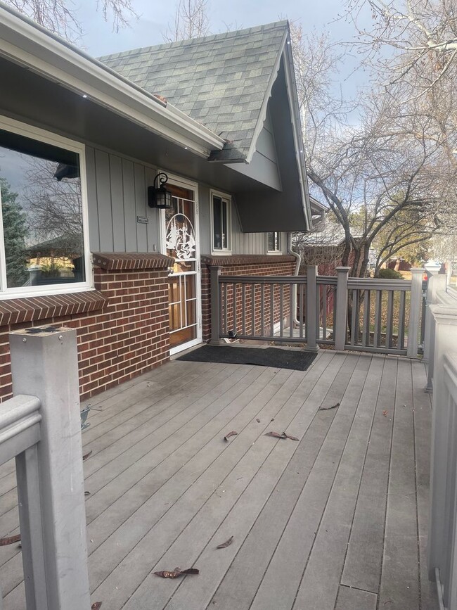 Building Photo - Charming clean and updated 3 bed w/ baseme...