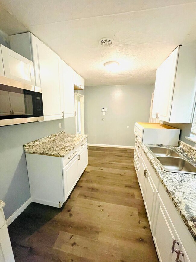 Building Photo - ** 3 bed 1 bath located in Rosemont Height...