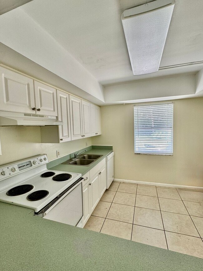 Foto del edificio - Charming 2 bed/ 2 bath in Royal Palm Villas