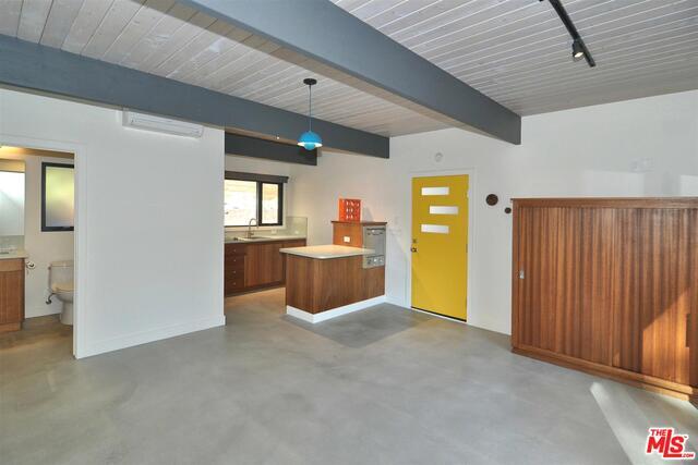 Foto del edificio - 8967 Wonderland Park Ave