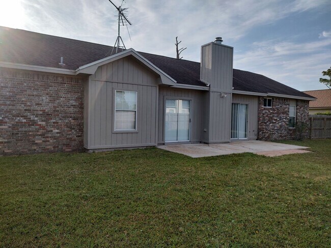 Foto del edificio - Spacious Home Conveniently Located in a Quiet Neighborhood!