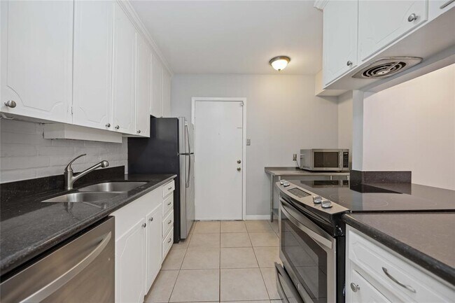 Foto del edificio - 2822 Briarhurst Dr