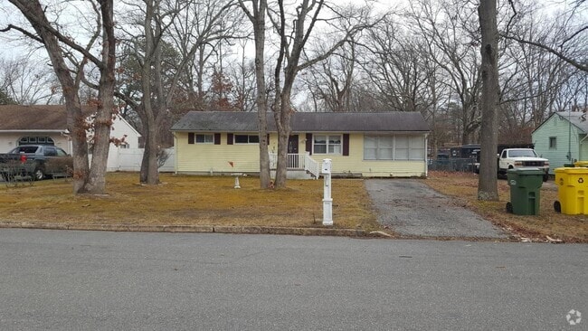 Building Photo - 1319 Eisenhower St