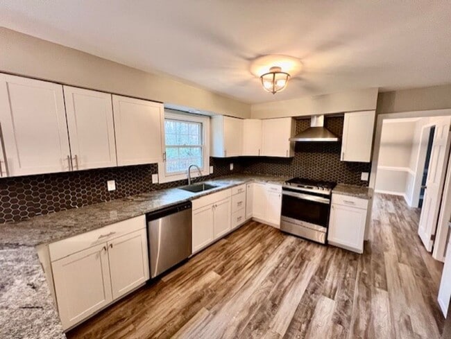 Building Photo - Colonial home with large yard