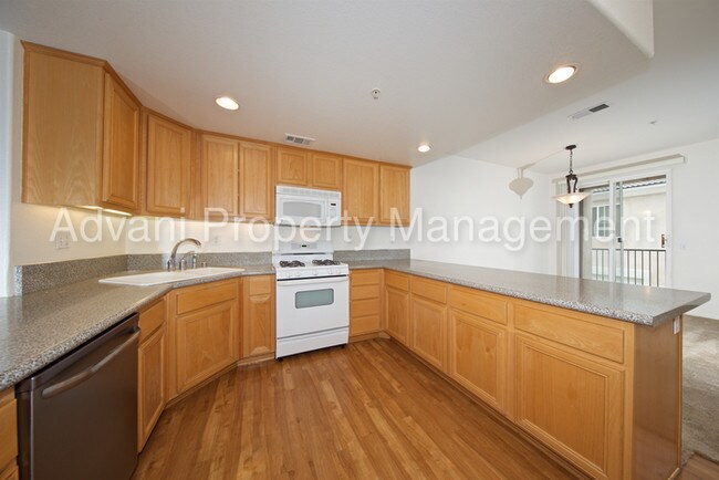 Building Photo - 2612 Pirineos Way