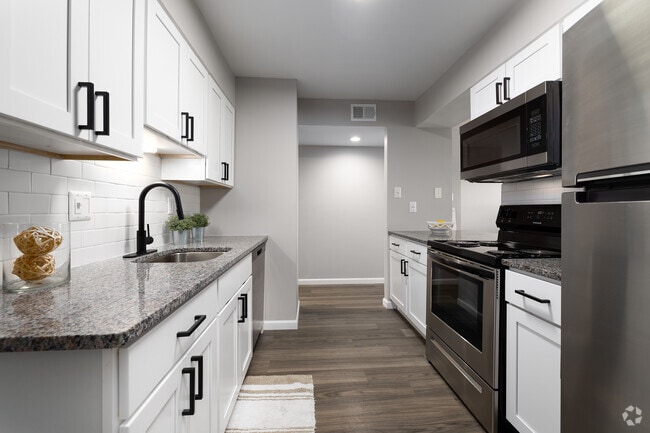 2BR, 1BA - 883SF - Platino - Westminster Place Apartments