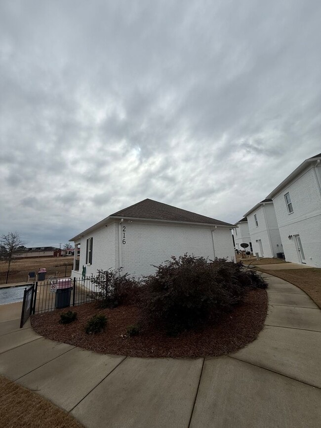 Building Photo - 216 Park W Loop