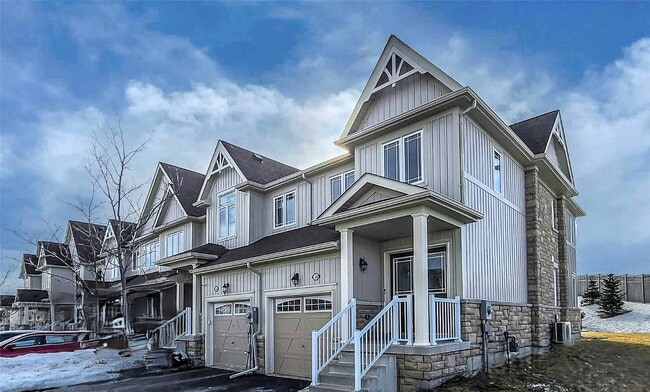 Building Photo - Beautifully Updated Executive End-Unit Tow...