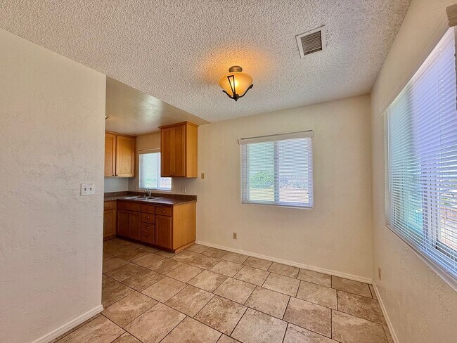 Foto del edificio - 2204-2206 Granger Avenue