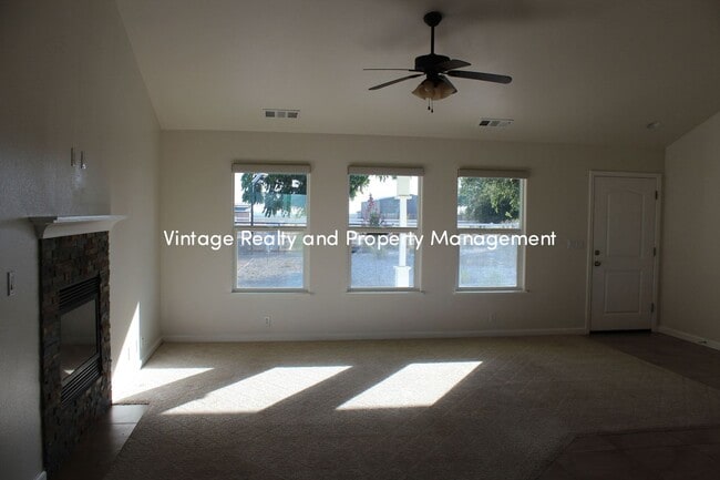 Building Photo - Available Now! Must See 2 Bedroom Home Loc...