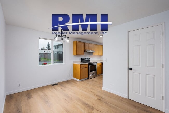 Building Photo - Charming 3 Bedroom 1.5 bathroom home awaits!