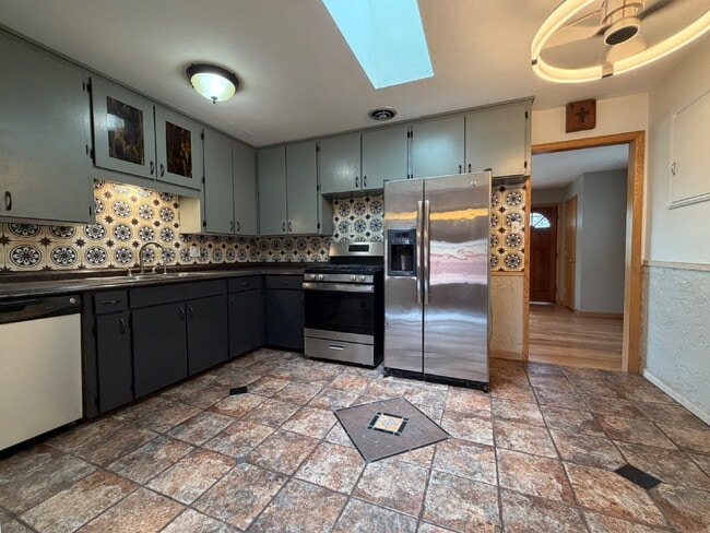 Foto del edificio - ~Availalbe Now~ Beautiful Four Bedroom House in Denver!