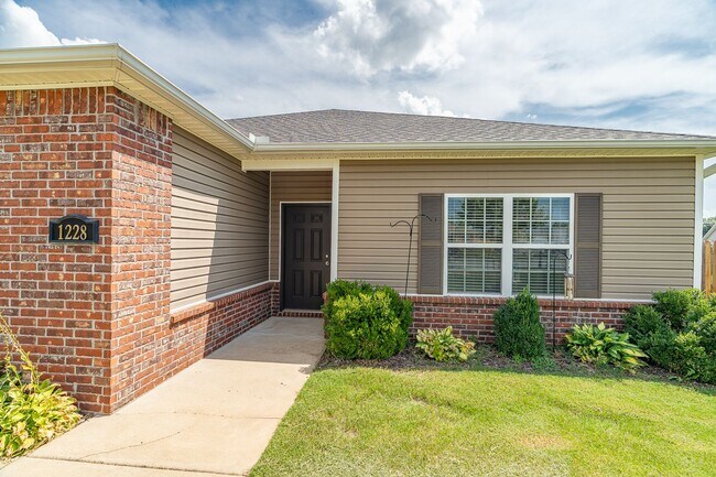 Building Photo - 3 Bedroom West Fay Home w/HUGE Backyard!