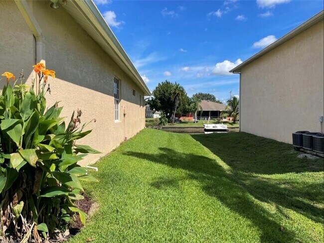 Patio lateral - 627 SW 47th Ter