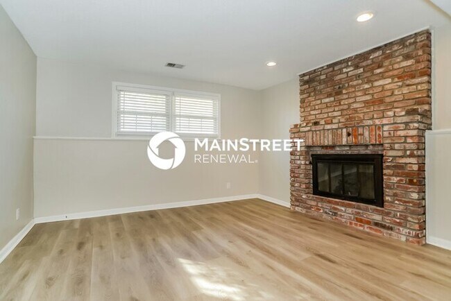 Building Photo - 3 Bedroom Pet-Friendly Home in OLATHE, KS with Main Street Renewal