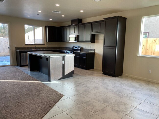 Building Photo - LIKE NEW!!!   4 Bedroom 3 Bath Home for Re...
