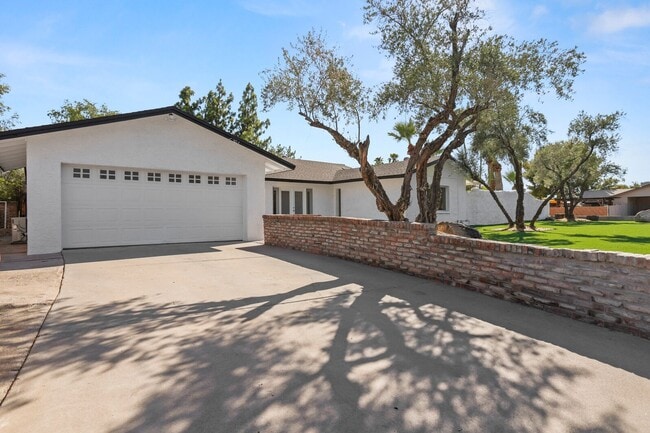 Foto del edificio - Prime ASU Location 5BR Home with Pool & Garage