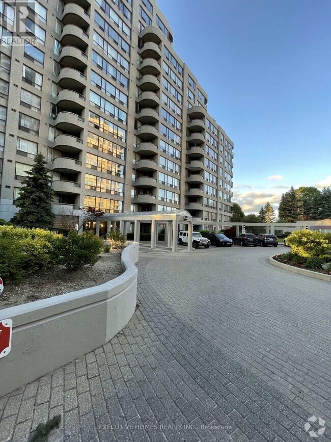 Building Photo - 5785-5785 Yonge St