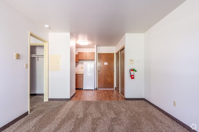 1 dormitorio, 1 baño - 750 pies cuadrados - Sala de estar - Lake Forest Apartments - 62+ Senior Housing