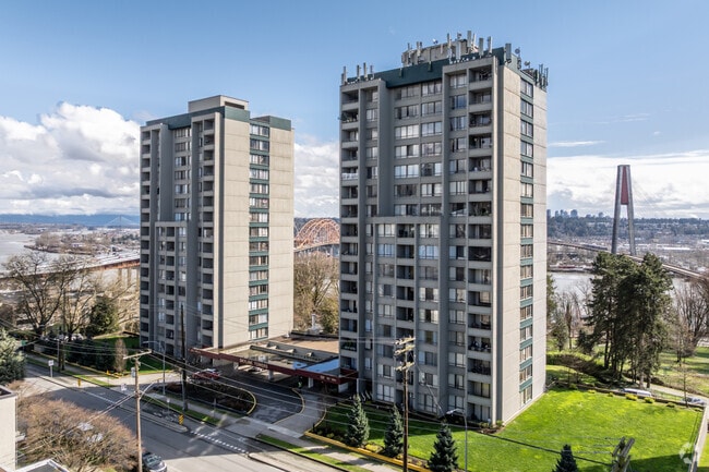 Building Photo - Skyline Towers