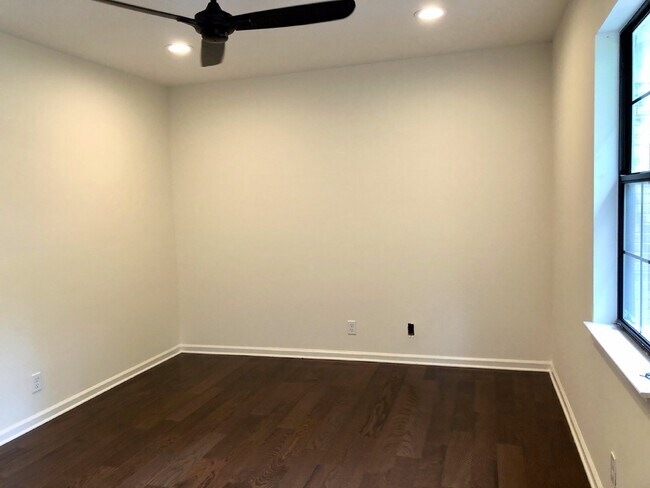 Building Photo - 739 Fox Ridge Dr