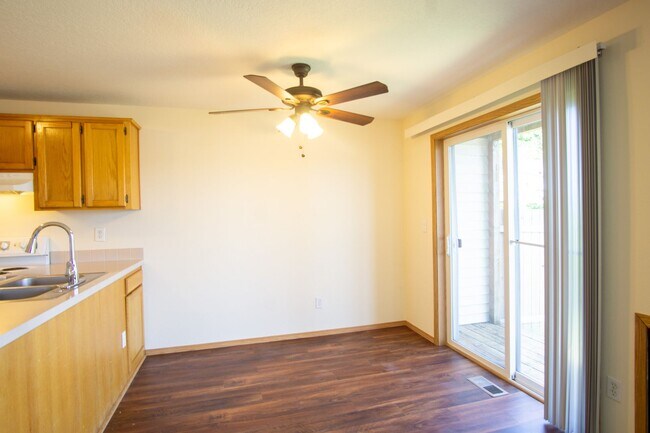 Foto del edificio - Great Piedmont 3 Bdr Townhouse w/Fireplace, DW + Garage!