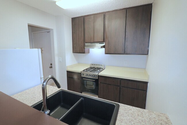 Building Photo - 3rd floor studio in Mission Valley! Beautiful vinyl flooring throughout/ 1 Prkg Space/ Mission Va...