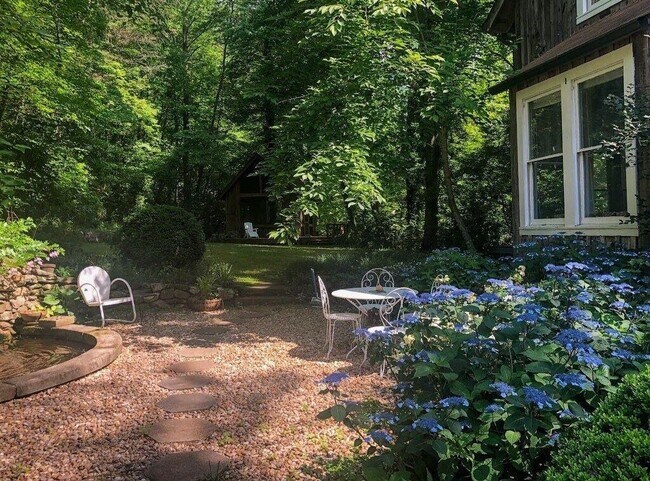Foto del edificio - 343 McClure Creek Rd