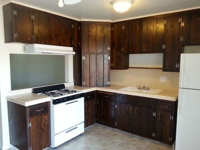 Building Photo - SPACIOUS 2BR/1BA Unit with private Patio.