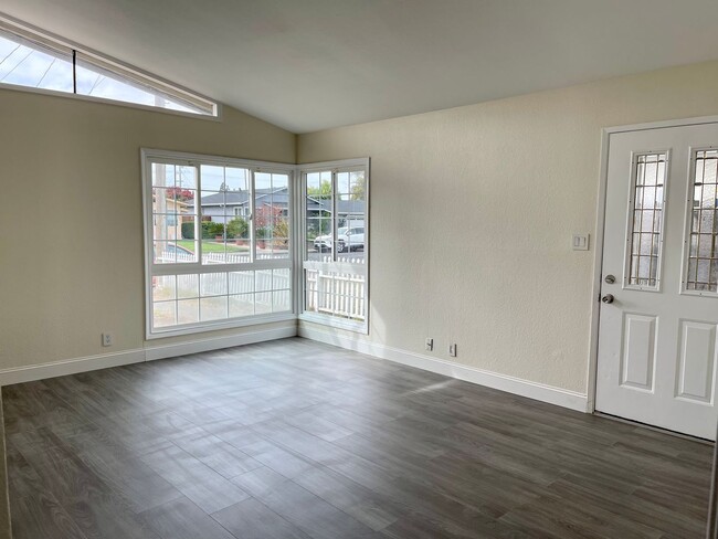 Foto del edificio - Petaluma: Single Level Home With Updated F...