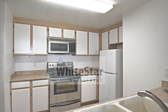 Building Photo - 55+ Older Community, 2 Bedroom 2 Bath Condo