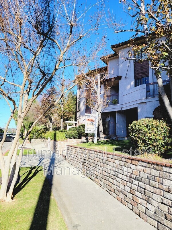 Primary Photo - 2923 Montrose Ave