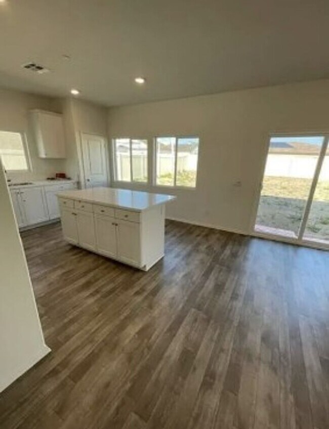 Foto del edificio - Beautiful Two-Story 4 Bed/3 Bath Home In P...