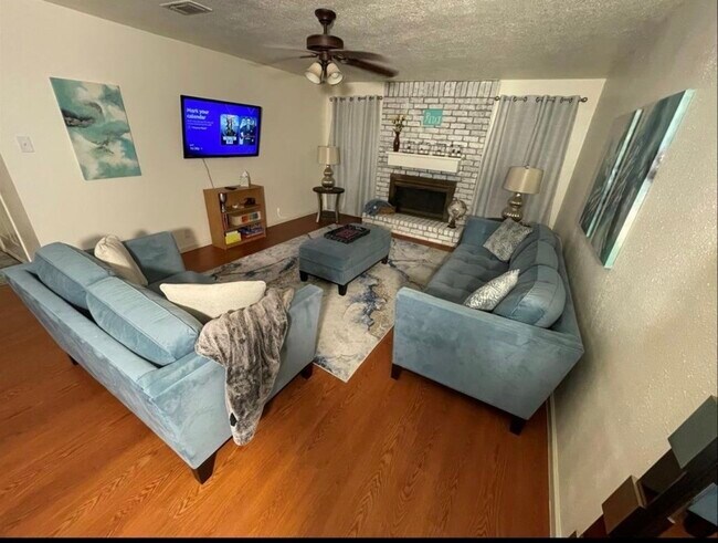 Foto del edificio - 1323 River Rock Dr