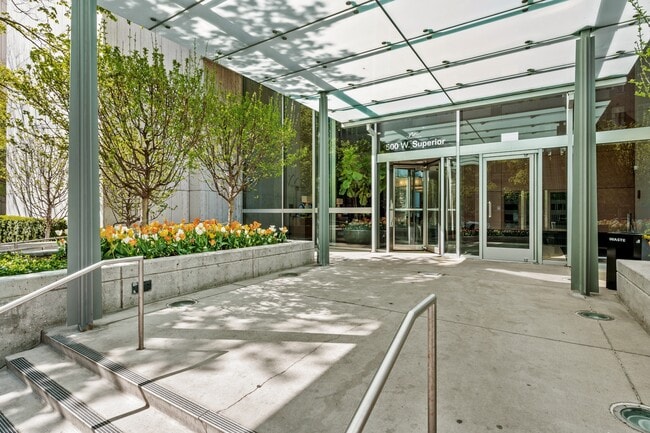 Foto del edificio - 500 W Superior St