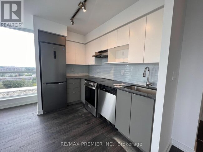 Building Photo - 120-1120 Varna Dr
