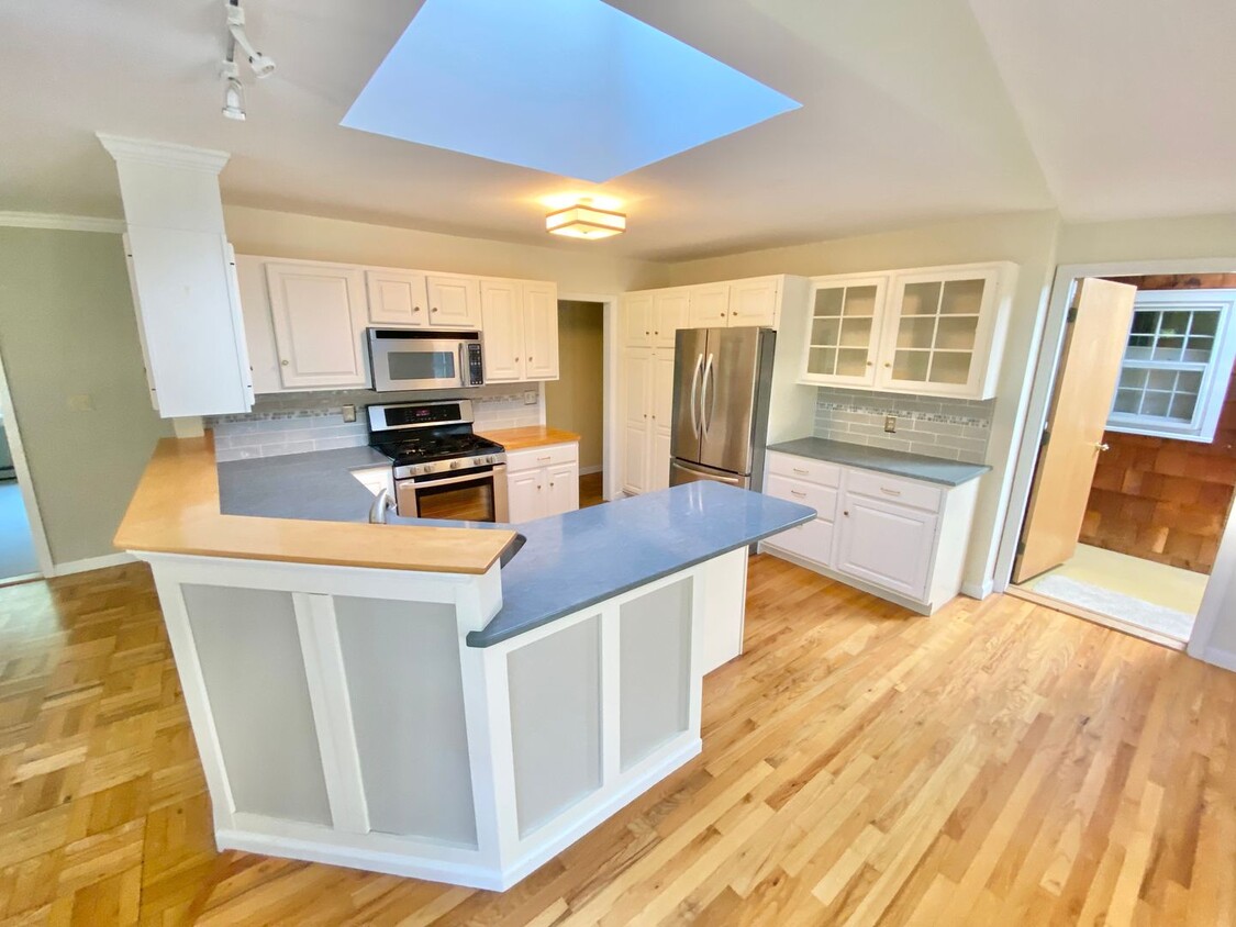 Primary Photo - 3 Bedroom Home Shelburne VT Available Now