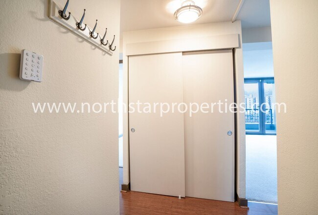 Foto del edificio - Sunny Southern Exposure with Secured Parking