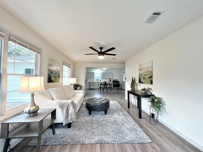 Building Photo - Charming in Bay City! You will be impresse...